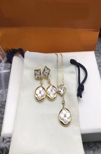 Europa America Gioielli di moda Set Lady Women White Mother of Pearl Four Leaf Flower Dianond Incised V Initials Necklace Earring 65552754