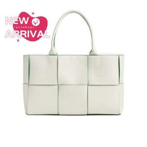 Bola de bolsa de designer de luxo feminino Logotipo de couro branco Bola de couro Feminino cor ONE Tamanho Coloque todos os novos Totes Trendes Removíveis Bolso de zíper interno