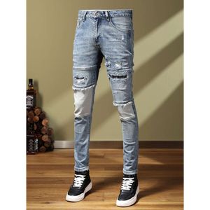 Jeans de retalhos personalizados, calças de pernas pequenas e magras de masculino com remendos de orifício, calças de verão azuis da moda e versátil