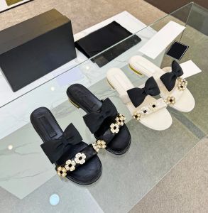 2024 Kadın Katır Slaytlar Klasik Düz Terlik Kuzular Beyaz Yay Ev Sandalet Yaz Tasarımcısı Lüks Moda Bayanlar Plajı Dışarıda Düz Flip Flops Sandal