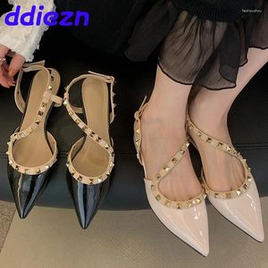 Sivri kadın sandaletler 2024 Toe Modern Ladies Flats ayakkabı moda perçin ayakkabı sığ kadın 6514