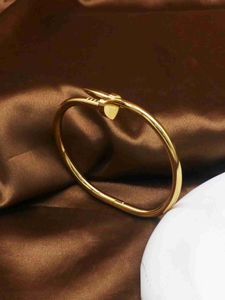 Bangle 1 Stück hochwertig klassische Nagel- und Herzarmbänder Armreifen Mode Schmuckarmbänder Nagel für Frauen Männer Accessoires 24411