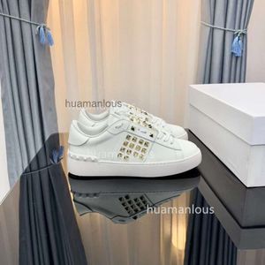 Sneaker Trend Fashion Sneakers Scarpe in pelle allenatore Small White Rivet Leisure Coppie da uomo Sole pianee stagionale New Valenstino Women's MZH6