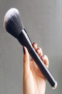 Högkvalitativa mjuka pulverborstar Makeup Borstar Blush Golden Big Size Foundation Comestic Tools DHL 9400983