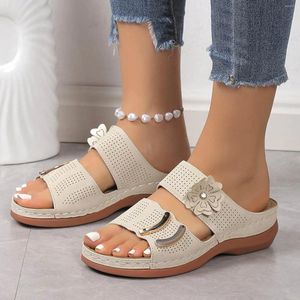 Sandaler 2024 Kvinnors mångsidiga casual med metallspänne Fashionabla fast färgblommor Dekoration Flat