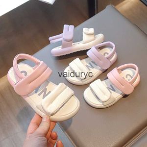 Sandały Dziewczyny 2023 Summer New Childrens Buty Sofe Sole Beach Modne duże chłopcy H240411