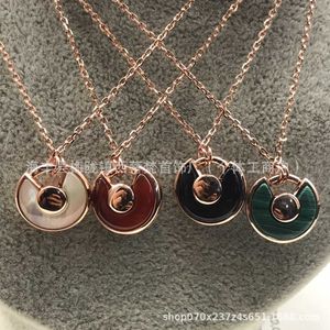 디자이너 Charm v 골드 카터 부적 목걸이 두꺼운 도금 18K 흰색 프리 틸라 리아 레드 제이드 찰과시 CNC 칼라 체인 하이 버전