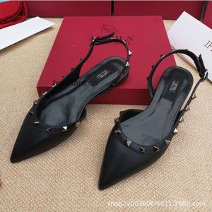 Designer appuntito tallone piatto sandali sandali scarpe da pompiere vricci per famiglia estiva femmina femmina valenstino rivettata aria fibbia dritta stls