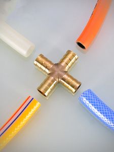 Korformad mässingsrörmontering 4 -vägs 4mm 6mm 8mm 10mm 12mm slang Barbanslutning Joint Copper Tadbed Copper Adapter -koppling