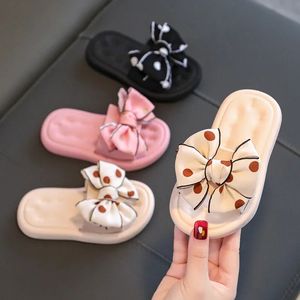 Kinderrückschuhe Sommermädchen Sandalen Babys Bogenknoten Anti-skid äußere Kleidung weiche Solted-Mädchen Beach Schuhe Kinder Schuhe Schuhe 240411