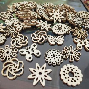 50pcs 3cm farfalla/fiore/corona a forma di legno Fette di artigianato a bosco ornamentale per decorazioni per pareti per la casa fai -da -te