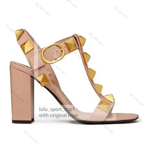 Yüksek Topuk Tasarımcı Moda Yüksek Topuk VT Sandal Elbise Yüksek Kaliteli Ayakkabı Ayak Bileği Strap Roman Saplamalar Siyah Çıplak Strip Perçinleri Kadın Vlogo Stiletto Blok Topuk 802