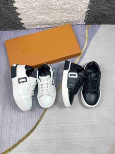 Moda Baby Sneakers Contrast Letter Logo Sapatos Kids Tamanho 26-35 Proteção de caixa Black and White Boys Casual Shoes 24April
