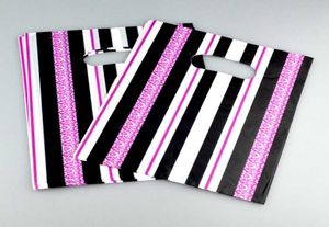 100pcslot 20x25cm Pink Black Strip Plastic Bag Boutique Gioielli Borse da imballaggio per imballaggio in plastica Baglie di plastica con manico 66644058