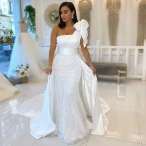 Glänsande en axel vit sjöjungfru bröllopsklänningar med bågsatin och paljett brudklänningar band brud vestidos de novia bc18593