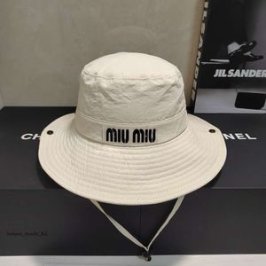 Mui Mui Cap Fashion Lüks Tasarımcı Kadınlar Büyük Brim Fisherman Hat Yüksek Kalite Aynı Stil Mui Kova Kapağı Fishing Hat Lousis Vouton Bag Beanie 26 503