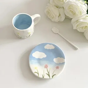 Кружки 250 мл синяя рука пинчяя стиль рисовать корейская керамическая кофейная чашка и тарелка с высокой стоимостью лица Белое облако цветок