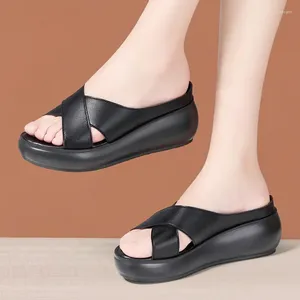 Slippers 6cm tamanho pequeno 32-43 moda não deslize fora da praia diária Couro macio 2024 Summer Med Heels Wedges Sapatos Black Red