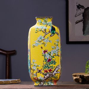 Gelbe emaillierte Vase Qialong gelber Hintergrund quadratische Vase Oriental Blumendesign Antike chinesische Kangxi -Vase