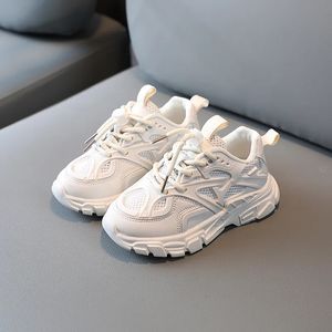 2024 Barnskor för pojke mode flickor mjuk sneaker sport som kör tenis barn platt casual baby småbarn utomhus sneakers skor