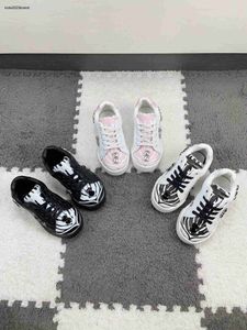 Nya baby sneakers glänsande smycken dekoration barn skor storlek 26-35 box skydd flickor casual brädskor pojkar skor 24 april