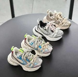 Sneakers zupełnie nowy 2024 Springsummer Fashion Casual Boys and Girls Running Childrens Mesh Oddychane miękkie buty sportowe J24