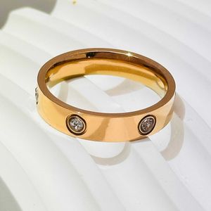 Projekt designerski Carter Mens i damski tytanowy pierścionek Elegancki styl z diamentową inkrustowani biżuteria para gładka zwykła bez zanikania