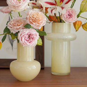 Vase 1Pcnordic Light Luxury French Amber Yellow Glass Vase Home Living Room Bedroom Study装飾的な水耕栽培高度な花粉