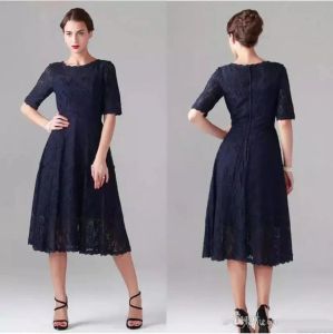 Dark Navy Lace Mother of the Bride Dresses Tea längd Vintage Cocktail Party Gowns med korta halvärmar Plus Size Wedding Guest Dress