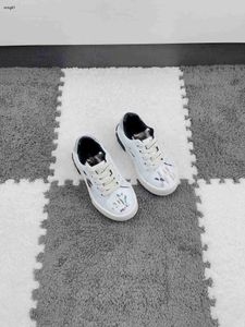 Märke baby sneakers emblem mönster barn skor storlek 26-35 box skydd hög kvalitet flickor casual brädskor pojkar avslappnade skor 24 april