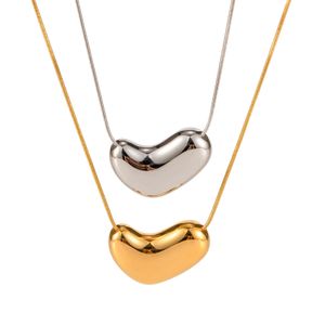 18K Gold Titanium Steel Snake Chain Chain Colar para mulheres com design simples de corrente de clavícula, pequeno colar de pingente de feijão de ouro, frete grátis por atacado