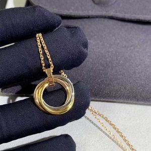 Designer Charm Carter Classic Three Ring Naszyjnik z błyszczącą powierzchnią i blokującym łańcuchem kołnierza okrągły wisiorek dla kobiet