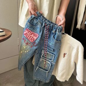 Jeans mode pojkar flickor brev broderi jeans 2024 vår barn lapp lös casual denim byxor ins barn mjuk tvätt cowboy byxor