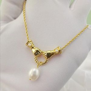 Pendant Necklaces Hand-in-hand Natural Freshwater Baroque Pearl Necklace Clavicle Chain