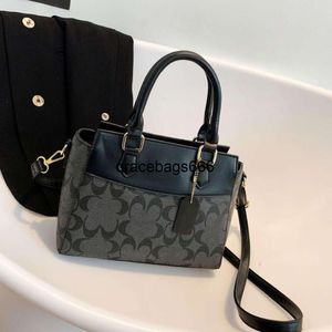 Luxury Tote Bag designer axelväskor nya halvmåne kvinnor trendig och fashionabla riktiga baguett mode satchel