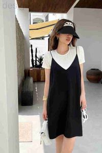 Temel Sıradan Elbise Tasarımcısı Küçük bir rozet ve Siyah Askı Elbise Seti ile Bej Yuvarlak Boyalı Tişört 7BW5