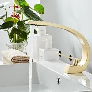 バスルームシンク蛇口盆地蛇口ブラシをかけた金の固体真鍮ユニークなデザインミキサータップとコールド滝