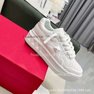 Casual Val Valenstino Men Rose Designer Up Sneakers Red Lace Trainer Shoes High Leather Version Riveted Sports Thick Sole Genuine Women Small White FHYN
