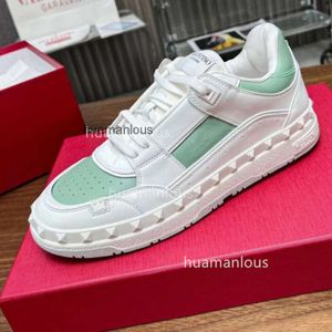 Scarpe da donna con allenatore sport alla moda coppia alla moda coppia di moda europea in pelle spedita in pelle al di fuori dei colori valenstino scarpe sneaker izha