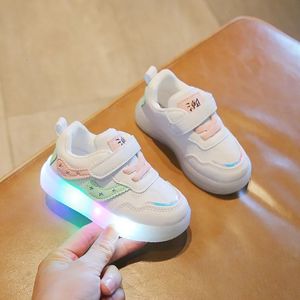 Sapatos de bebê liderados para meninos meninas luminosos sapatos de criança para crianças tênis de fundo macio com luzes LED brilhando tenis 240409