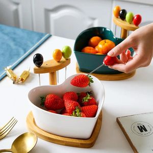 TEA MAKTER NORDISK KERAMISK Fruktplattor med trähållare Hjärtskålar Godisrätt Hyllor Snack Sallad Bowl Fork Torkad platta