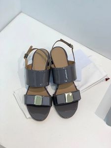 Sandálias femininas de alta qualidade, saltos altos, raízes expostas, sandálias de linhas únicas patenteadas de couro de couro, tamanho de cor 35-40