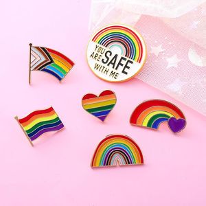 LGBT Rainbow Letter Spettaio Cine Film Anime Giochi Pins duro Pins Raccogli Batteni per battute di cappello da zaino con backpack in metallo