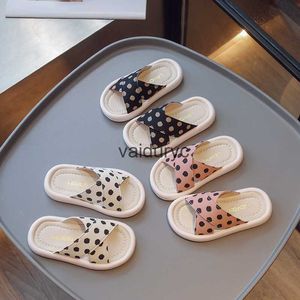 Slipper Girls Slippers 2024 Summer Summer New Sole Sole Anti Slip Exply Wear Fairals للأطفال الصغار والمتوسط ​​مع نقاط متقاطعة H240411