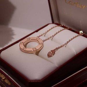 Designer Charm High Version Carter V Gold Plated 18K Rose Round Cake Halsband Womens Classic Three Diamond Full CollarBone Chain Fashionable