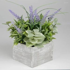 白い素朴な木製の箱かぎ針編みのブーケハイドジャフェイクフェイクヴァインズフォームローズRAの装飾的な花