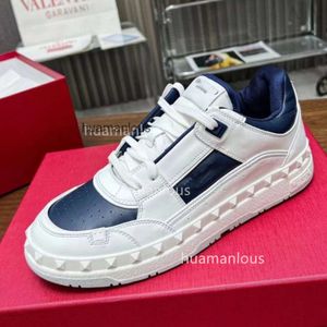 Treinador de sapatos Casal designer Valenstino Sneakers Sports Sapatos da moda da moda europeia Moda europeia enviada com couro fora de cores mulheres 7f7a