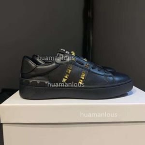 Tênis de tênis de designer feminino de Valenstino treinador de sapatos de couro pequeno lazer de moda branca Couples de lazer masculino Placa plana da nova tendência Rivet 41q5