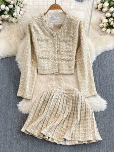 Herbst Winter Luxusstil Tweed Sets Womens Fashion Diamonds Knöpfe Pailletten kurzer Mantelfalten Miniröcke Zweiteiler Anzug 240329