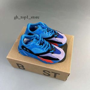 Yezys Boost Runner 700 V3 Tasarımcı Yezys Sneaker Boost 700 V2 V3 Sıradan Düşük Platform Ayakkabıları Erkek Kadın Çift Açık Gym Running 832